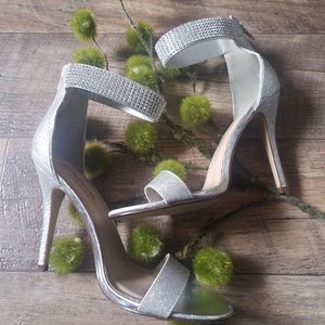 MANHATTAN COLLECTION SILVER HEELS SIZE SIZE 8.5